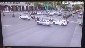 高雄市男子持鐵鎚從後痛毆執勤警員頭部後逃逸。（圖／翻攝畫面）