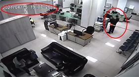 ▲台北市警局公布松山分局關鍵96秒畫面，以及所長許書桓、巡佐傅榮光刪除監視器畫面的影像。（圖／翻攝畫面）