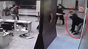 ▲當時為松山分局中崙派出所副所長的顏敏森聽到聲響，從派出所裡衝出來壓制徐權等人。（圖／翻攝畫面）