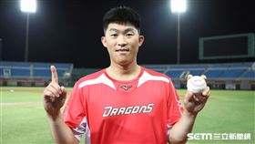 ▲味全龍投手劉家愷中繼0.2局無失分拿下生涯首勝。（圖／記者劉彥池攝影）