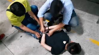 惡徒持鐵鎚襲警　被逮辯酒醉意識不清