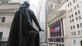 鮑爾喊話奏效  美股反彈道瓊指數收小紅美股當地時間23日在聯邦準備理事會主席鮑爾安撫人心後反彈，道瓊工業指數早盤一度跌逾360點，終場小漲15點。圖為華爾街和紐約證券交易所。中央社記者尹俊傑紐約攝  110年2月24日