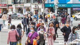 民眾/斑馬線/行人(記者陳弋攝影)