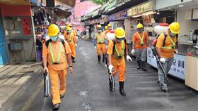 疫情拉警報　羅東夜市大消毒武漢肺炎疫情升溫，宜蘭羅東銀河百家樂遊藝場發生5人武漢肺炎群聚感染事件，國內正式進入社區感染階段，縣府11日動員前往當地知名景點羅東夜市等處進行大消毒。中央社記者沈如峰宜蘭縣攝  110年5月11日