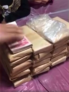 中國,上海,冥紙,床頭櫃,姊弟,錢,鈔票
https://weibo.com/5585485049/KeZg1FqEU?refer_flag=1001030103_&type=comment