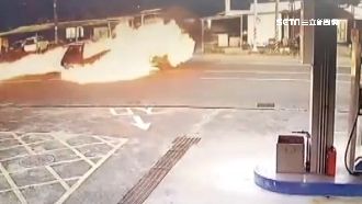 貨車左轉加油遭撞　下秒竟當街炸開