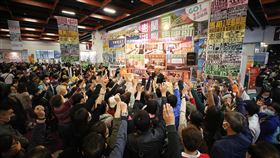 參觀台北旅展搶好康優惠（1）2020 TPTE台北旅展28日持續在台北世貿一館展出，旅行社祭出各式優惠吸引民眾目光，適逢週末假日，現場許多民眾在攤位搶好康。中央社記者張新偉攝  109年11月28日