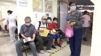 疫情升溫民眾怕染疫　排隊急打疫苗