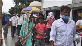 印度街頭　常見拉下口罩露出口鼻的人們印度街頭經常可看到不戴口罩或者把口罩拉下來露出臉部的人們；由於民眾對防疫規定完全不在乎，加上政府持續放寬封鎖措施，印度武漢肺炎疫情迅速惡化。中央社記者康世人新德里攝　109年9月7日