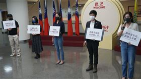 因應疫情　跨黨派台北市議員籲暫停跑攤本土疫情升溫，民進黨籍台北市議員吳沛憶（右起）、社會民主黨議員苗博雅、無黨籍議員林亮君、黃郁芬、邱威傑12日在市議會召開記者會，呼籲民意代表應先暫停跑攤活動。中央社記者劉建邦攝　110年5月12日