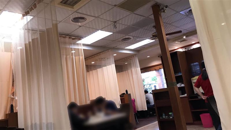 餐廳座位簾子隔開　網爆笑：以為醫院