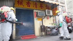 萬華2茶藝館工作者確診　市府加強消毒（2）台灣12日再新增16例本土武漢肺炎確定病例，其中2名個案分別在台北市萬華區「鴻達茶藝館」及「楓香清茶館」（圖）兩處不同茶藝館工作，環保局人員午後全副武裝到茶藝館周邊進行噴消作業。中央社記者郭日曉攝  110年5月12日