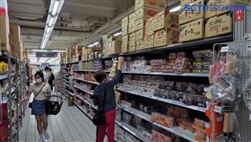 新北市,三重,家樂福,泡麵,購買人潮,實名制，記者游承霖攝影