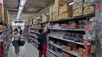 疫情升溫賣場採實名制　民眾搶購泡麵