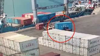 搬運貨櫃碰撞掉落　近百萬高粱酒摔毀