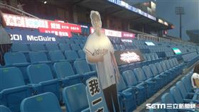 ▲中職無觀眾閉門比賽，桃園青埔球場看台上有球迷人型看板。（圖／記者蕭保祥攝影）