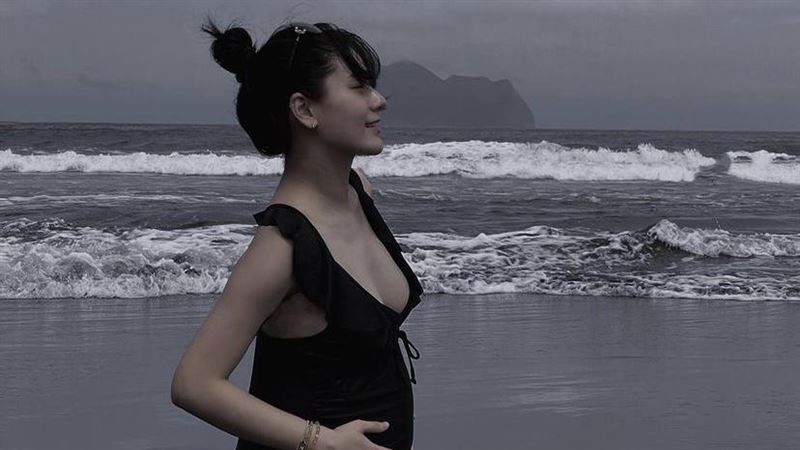 大方露出絕美側胸　小蠻懷胎7月美炸