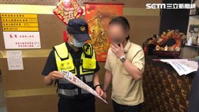 萬華分局派員前往阿公店進行防疫宣導。（圖／翻攝畫面）