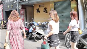 萬華2茶室員工確診　北市坦言疫調困難（2）台北市12日下午舉行防疫記者會，副市長黃珊珊表示，接到指揮中心通報萬華「鴻達茶藝館」（圖）等2處茶室員工確診後，已啟動全區消毒，但因確診者工作行業關係，在疫調上確實碰到困難，衛生局正努力追蹤接觸者，還需要一點時間。中央社記者張皓安攝　110年5月12日