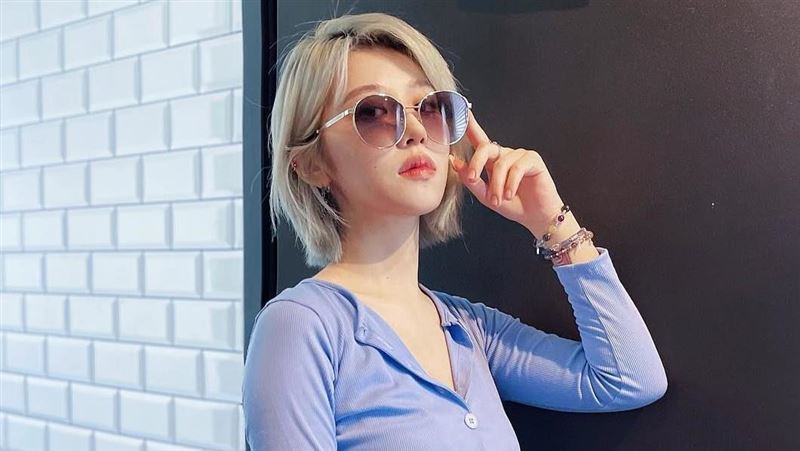 女神在家不穿衣　一彎腰看到了噴鼻血
