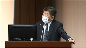 一度傳出可能進入疫情三級警戒，衛福部長陳時中今（13）日在立法院答詢時表示，「比昨天早上在混沌不明的情況，那是稍微離得遠一點」