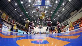 SBL例行賽封關戰　九太不敵璞園（2）桃園璞園建築（紅衣）25日在SBL例行賽最後一戰，以78比74擊敗高雄九太科技（黃衣），九太余純安（前）強攻禁區搶分。中央社記者張新偉攝　110年4月25日