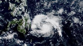 位於菲律賓東南方海域上的熱帶性低氣壓，氣象局表示最快今（13）晚就會成颱，不過恐怕是個短命颱。（圖／翻攝自「台灣颱風論壇｜天氣特急」）