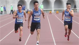 全國大專田徑公開賽　楊俊瀚百米奪冠（1）全國大專田徑公開賽28日在新北市板橋舉行，台灣田徑好手楊俊瀚（中）在公開男子100公尺以10秒24奪冠。中央社記者吳家昇攝  110年3月28日