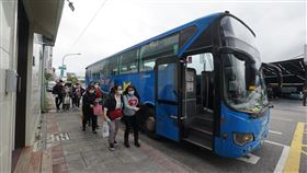 花蓮公路客運返鄉專車端午節起停辦花蓮縣政府試辦返鄉專車客運，因搭乘率太低，決定停辦，未來若有需求會再重啟。圖為清明連假民眾搭乘客運北返。中央社記者張祈攝  110年5月13日