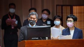 李永得丁曉菁立院報告並備詢立法院教育及文化委員會13日邀請文化部長李永得（前左）、文化內容策進院董事長丁曉菁（前右），就「國內漫畫基地暨CCC數位平台營運管理檢討與未來我國漫畫產業扶植與推廣計畫」報告並備詢。中央社記者王飛華攝  110年5月13日