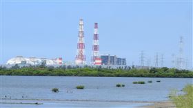 永安濕地部分乾涸　台電：旱季應是主因（2）位於高雄台電興達火力發電廠旁的永安濕地出現部分乾涸情形，台電認為，高雄已1個多月沒下雨，太陽還很大，濕地淺水區蒸發很快，現場水閘門破損漏水對水位下降影響不大，去年深秋旱季枯水期也有類似情形。（高雄鳥會提供）中央社記者程啟峰高雄傳真   108年10月25日