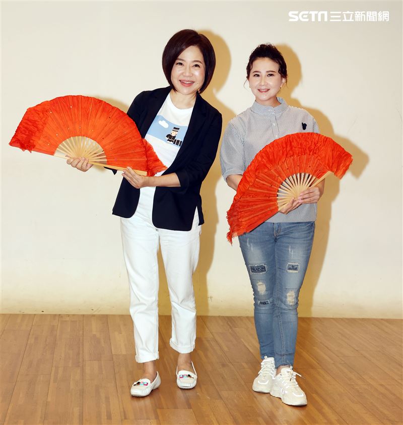  于美人、喬安挑戰唱跳「阿里郎」台語版以及「雨夜花」。（記者邱榮吉/攝影）