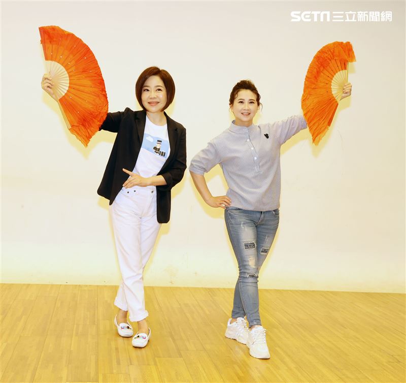  于美人、喬安挑戰唱跳「阿里郎」台語版以及「雨夜花」。（記者邱榮吉/攝影）