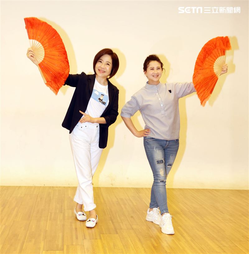  于美人、喬安挑戰唱跳「阿里郎」台語版以及「雨夜花」。（記者邱榮吉/攝影）