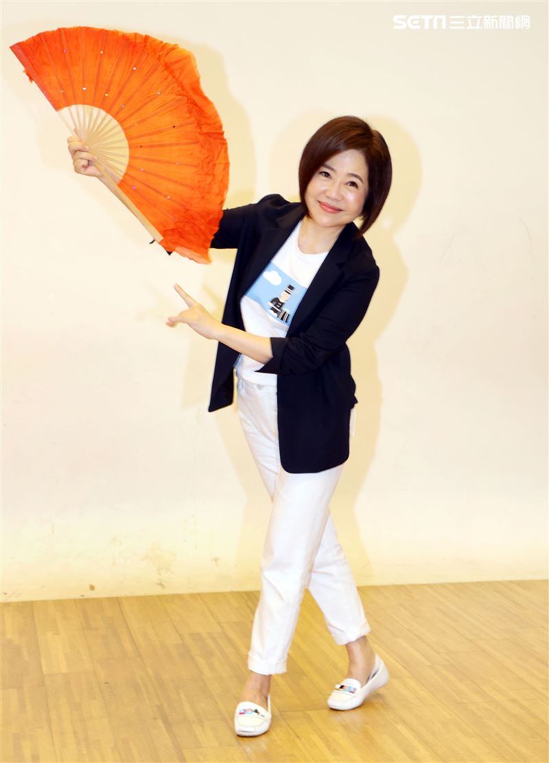 于美人為「超級紅人榜」500特輯，挑戰唱跳「阿里郎」台語版以及「雨夜花」，放話絕對要驚艷大家。（記者邱榮吉/攝影）