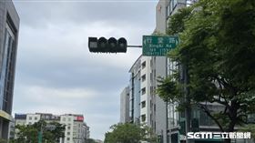 全台大停電，內湖路口交通號誌也停擺，出動員警指揮交通。圖為行愛路紅綠燈。