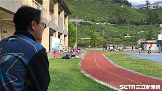 偏鄉師十天休一次假　幼子追車喊爸媽