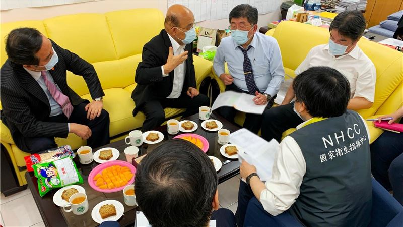 本土疫情大爆發　蘇貞昌為陳時中打氣