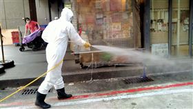 確診者曾到訪　基隆信義市場停業至23日受武漢肺炎確診者足跡影響，基隆市信義市場周邊13日再度大消毒，市府也宣布，信義市場即日起停業至23日凌晨0時。（讀者提供）中央社記者沈如峰基隆傳真　110年5月13日