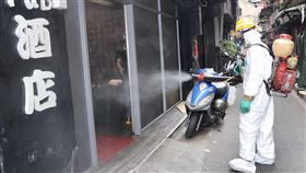 萬華茶藝館群聚　北市府加強消毒（1）疫情升溫，萬華茶藝館群聚案已6人確診武漢肺炎，台北市環保局13日針對萬華分局列管的172家清茶館、飲酒店，進行消毒作業。中央社記者張皓安攝  110年5月13日