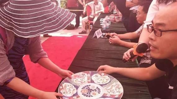 鬼市接連拿出寶物鑑定　專家：姥姥您