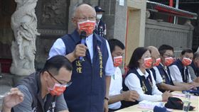 疫情升溫配合防疫  新港奉天宮媽祖遶境提前結束新港奉天宮董事長何達煌（左2）13日表示，嘉義縣政府函文新港奉天宮，指疫情升溫，建議停止媽祖7天6夜遶境活動，下午媽祖停駕水仙宮，向媽祖擲筊獲示晚間回駕新港，配合政府防疫提早2天結束遶境。中央社記者蔡智明攝  110年5月13日