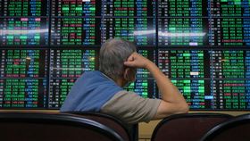 疫情升溫  台股盤中大跌逾500點在疫情升溫疑慮下，台股12日延續疲弱走勢，盤中一度大跌逾500點，盤勢一片慘綠。中央社記者王騰毅攝  110年5月12日