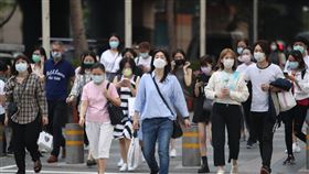 疫情升溫　陳時中祭6大防疫方向（1）國內本土疫情擴大，中央流行疫情指揮中心指揮官陳時中12日下午公布6大防疫方向，除加強採檢通報、匡列接觸者，也要求全國營業場所務必落實實名制等措施，無法落實將強制停業。圖為12日下午台北街頭民眾幾乎都有戴上口罩。中央社記者張新偉攝  110年5月12日