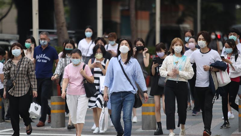 確診暴增搶貨潮　口罩日狂銷50萬片
