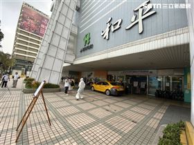 和平醫院驚爆2確診，染疫風暴再起，媒體全副武裝。（圖／記者簡浩正攝影）