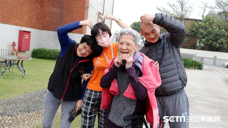 失聰智障嬤養2子女　他們暖接手照顧