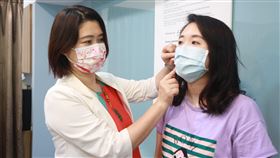 ▲國立中山大學氣膠科學研究中心主任王家蓁（左）指出，國外最新研究發現，口罩佩戴的密合度大幅影響阻絕病毒氣膠的效率。（圖／中山大學提供）