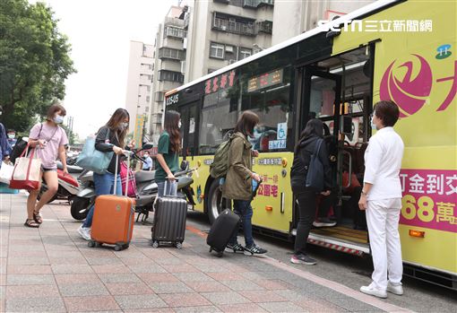 和平醫院2確診22醫護急送隔離2部專車採梅花座，赴防疫旅館隔離。（記者邱榮吉/攝影）