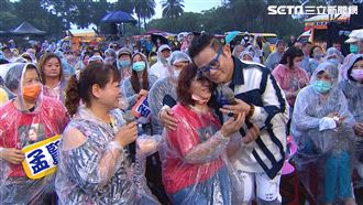 女星哽咽感謝媽媽　許效舜感動擁抱